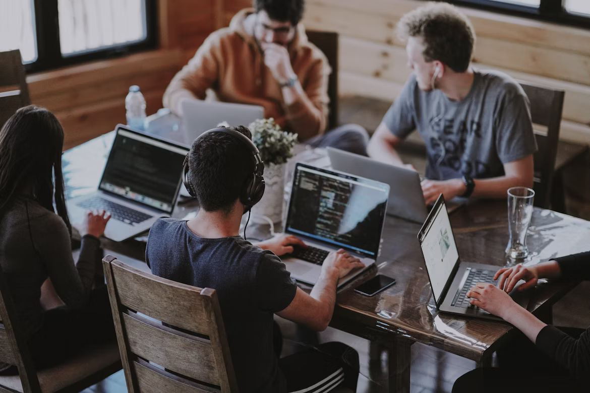 Studenci i praca magisterska w formie projektu grupowego