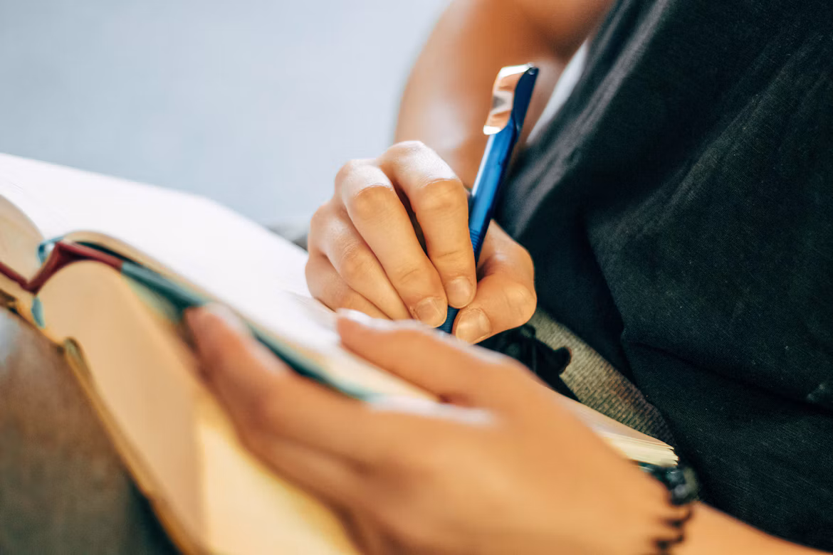 Student piszący notatkę do pracy magisterskiej